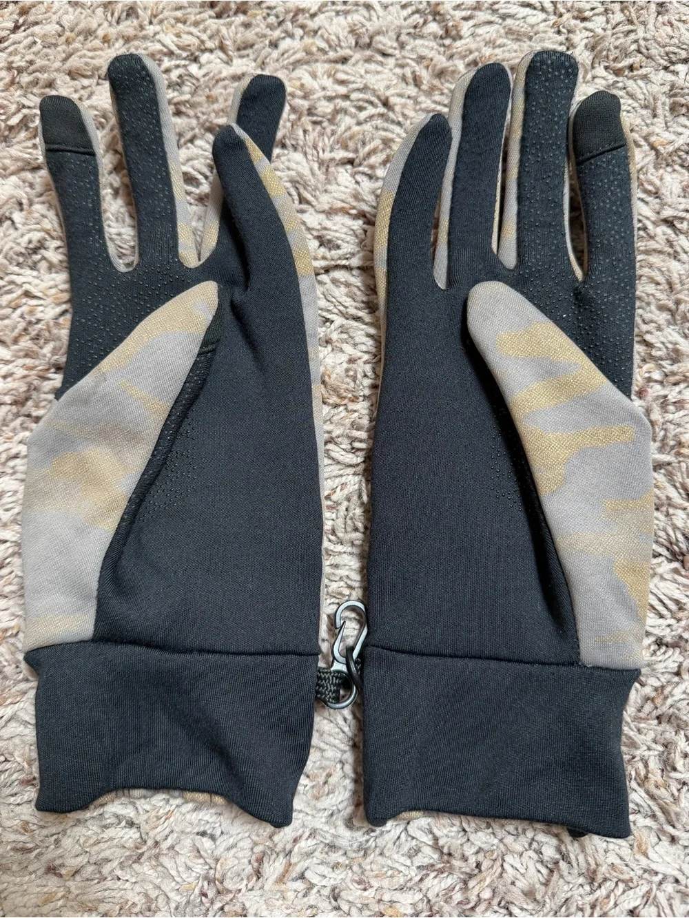Athleta Flurry Reflective Gloves Gray Gold Camo Print Size M/L